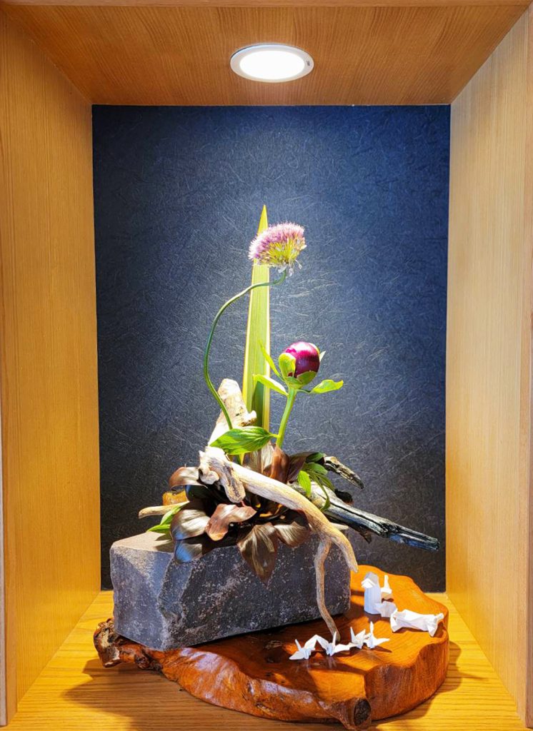 真鶴町の本小松石の花器といけばな華道作品